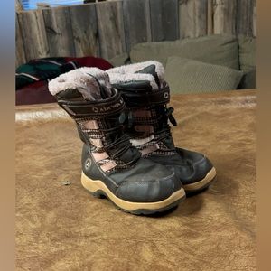 Selling a pair of air walk snow boots!